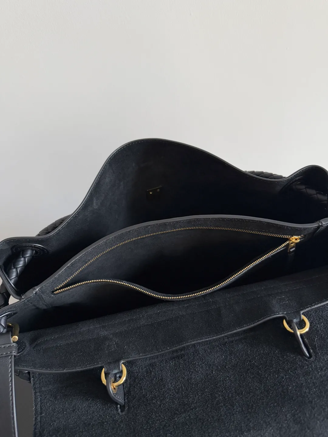 Batch 3160 BottegaVeneta Latest Ciao Ciao Bag Silky cowhide two-way flap handbag with signature twist detail, hidden hook closure, flap can be fastened to the front or attached to the INTRECCIATO woven internal pocket, comes with an adjustable and removable crossbody strap, internal compartment, and also features a zippered pocket. The surprise flap has various shapes. Style 1 - Cover the bag surface, exposing the knot and knot decoration. Style 2 - Place the flap inside the bag. A buckle is also designed. Style 3 - The U-shaped position of the top handle in the hand bag. Style No.: 826195 Size: 42*32*15cm
